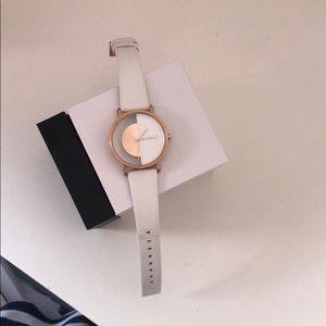 LIKE NEW Klasse Artsy Watch